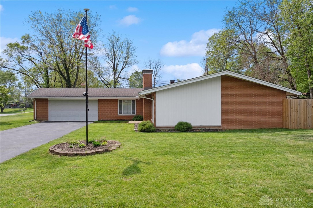 2685 Yalonda Court, Beavercreek, Ohio image 2