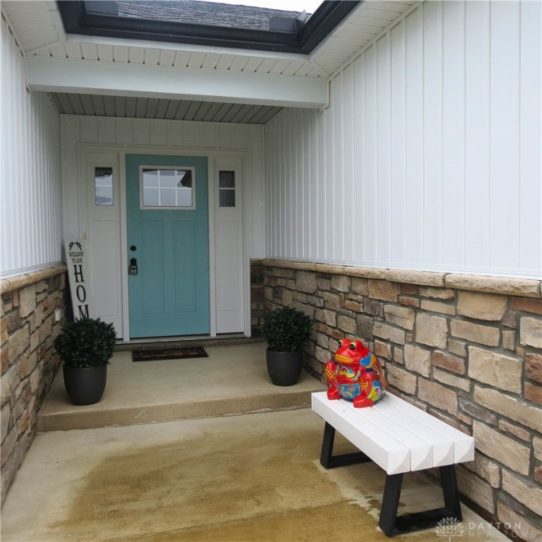 546 Loxley Lane, Troy, Ohio image 2