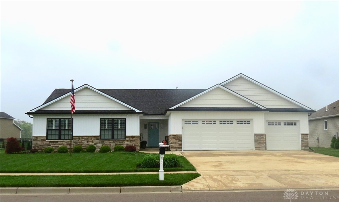 546 Loxley Lane, Troy, Ohio image 1
