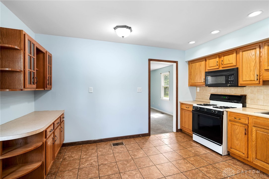 1385 Kylemore Drive, Xenia, Ohio image 10