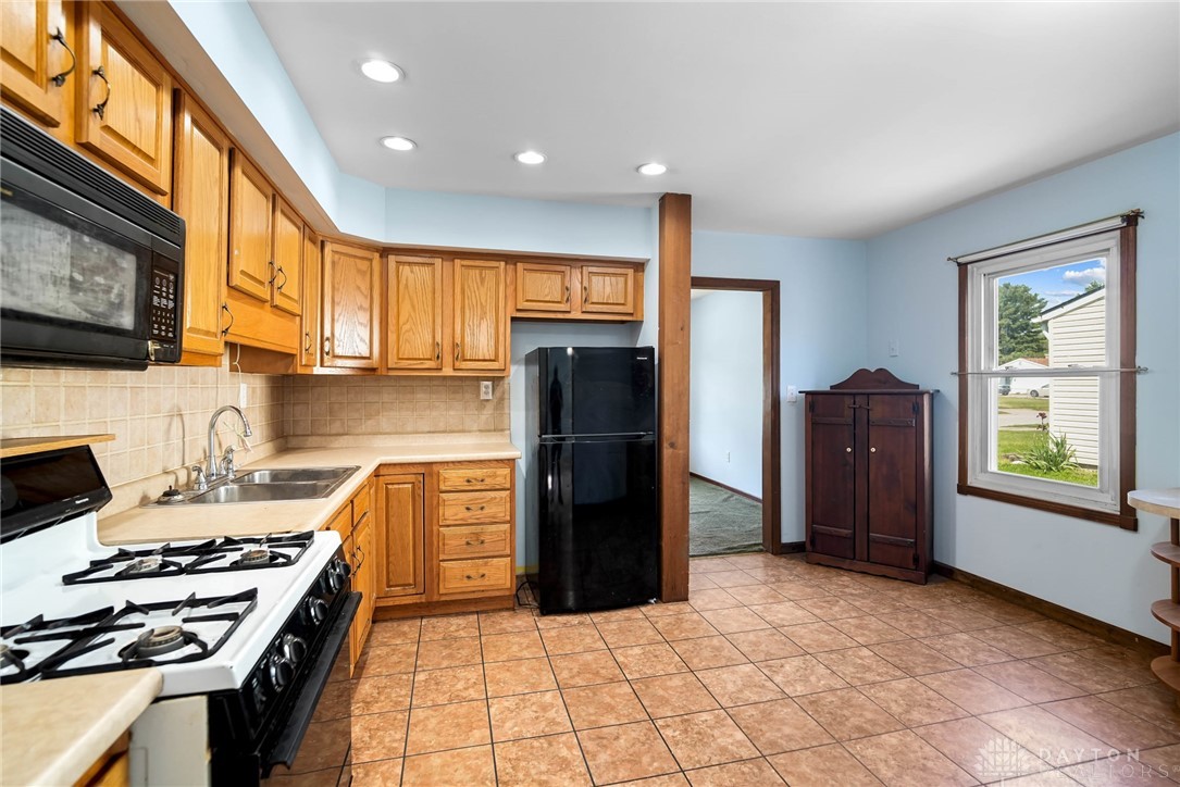 1385 Kylemore Drive, Xenia, Ohio image 9