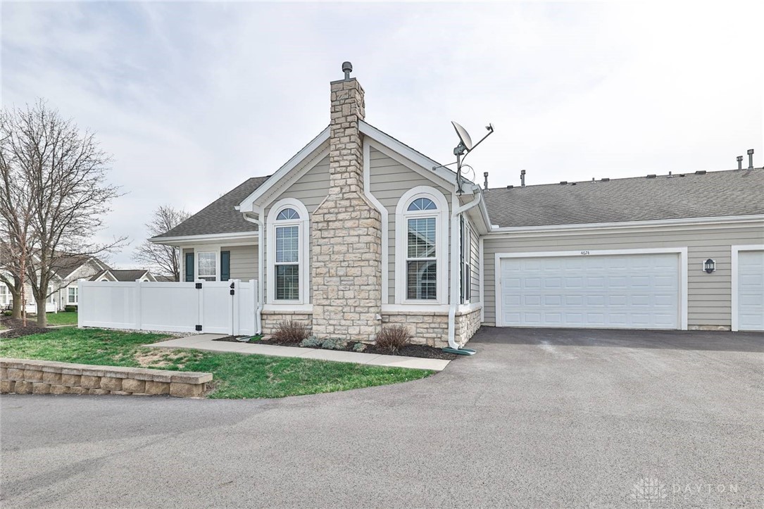 4674 Cobblestone, Tipp City, Ohio image 2