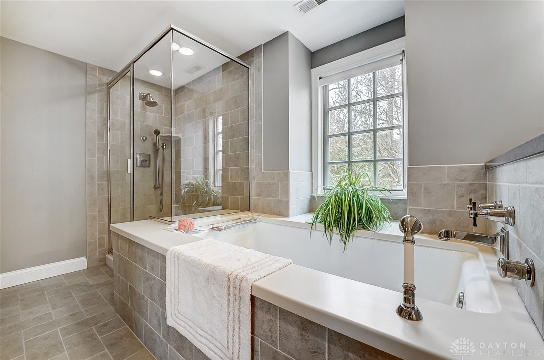 7815 Stonehouse Court, Dayton, Ohio image 40