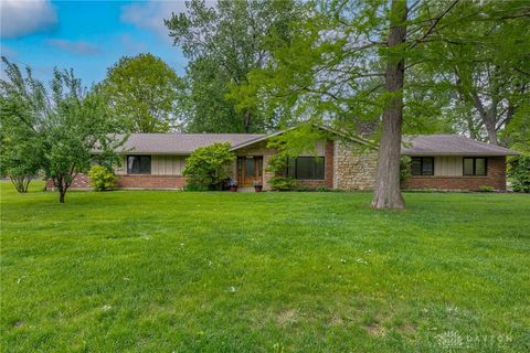 Photo of 5440 Royalwood Drive, Centerville, OH 45429 (MLS # 958085)