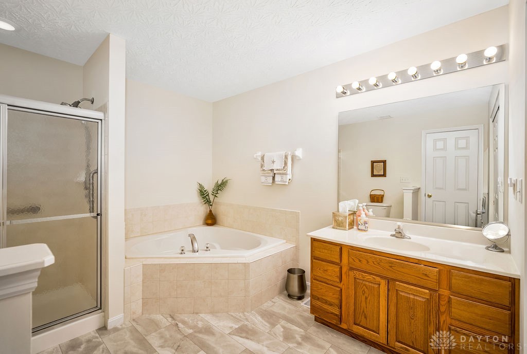 2338 Castle Pines Court, Hamilton, Ohio image 24