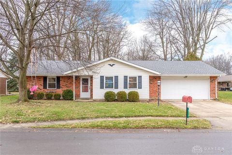 Photo of 825 Hawthorne Drive, Tipp City, OH 45371 (MLS # 950183)