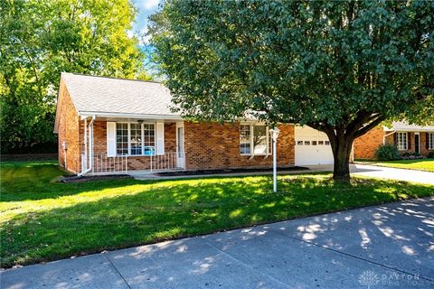 Photo of 6724 Willow Creek Drive, Dayton, OH 45424 (MLS # 945900)