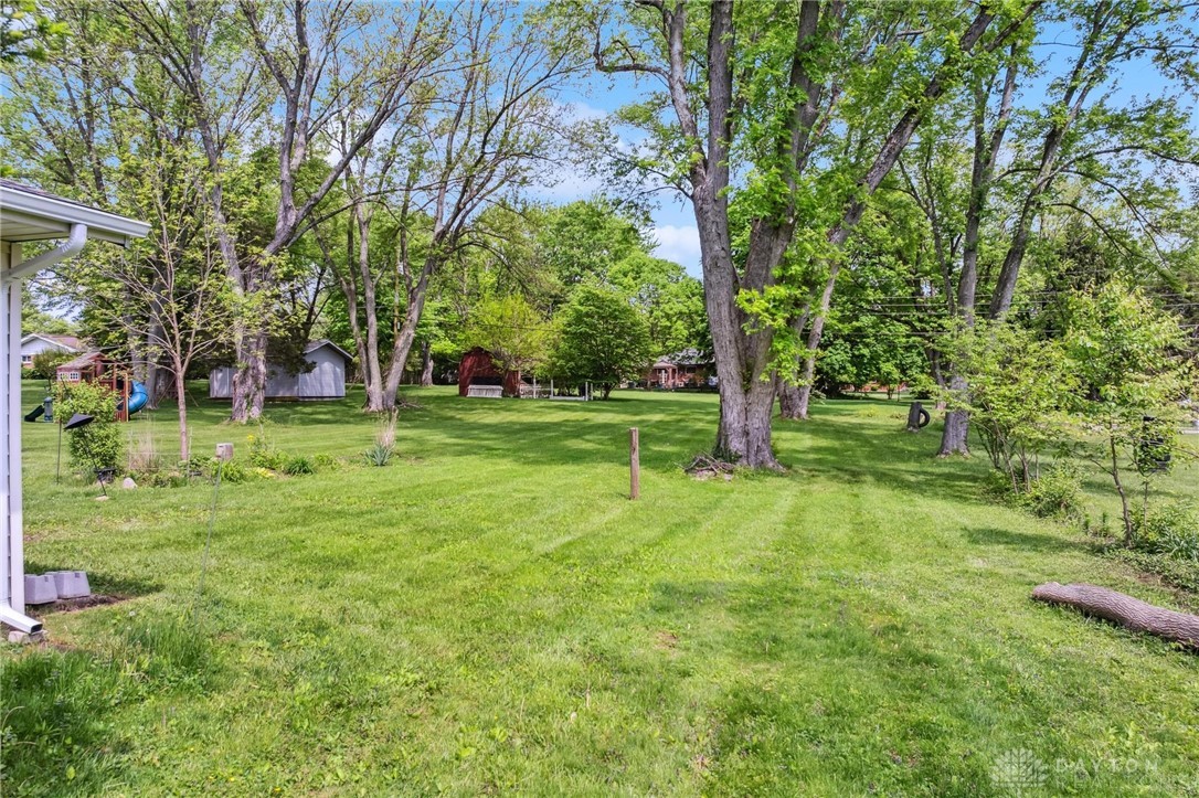 2126 S Belleview Drive, Bellbrook, Ohio image 4