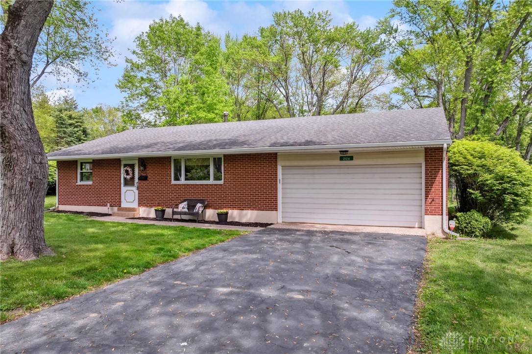 2126 S Belleview Drive, Bellbrook, Ohio image 3