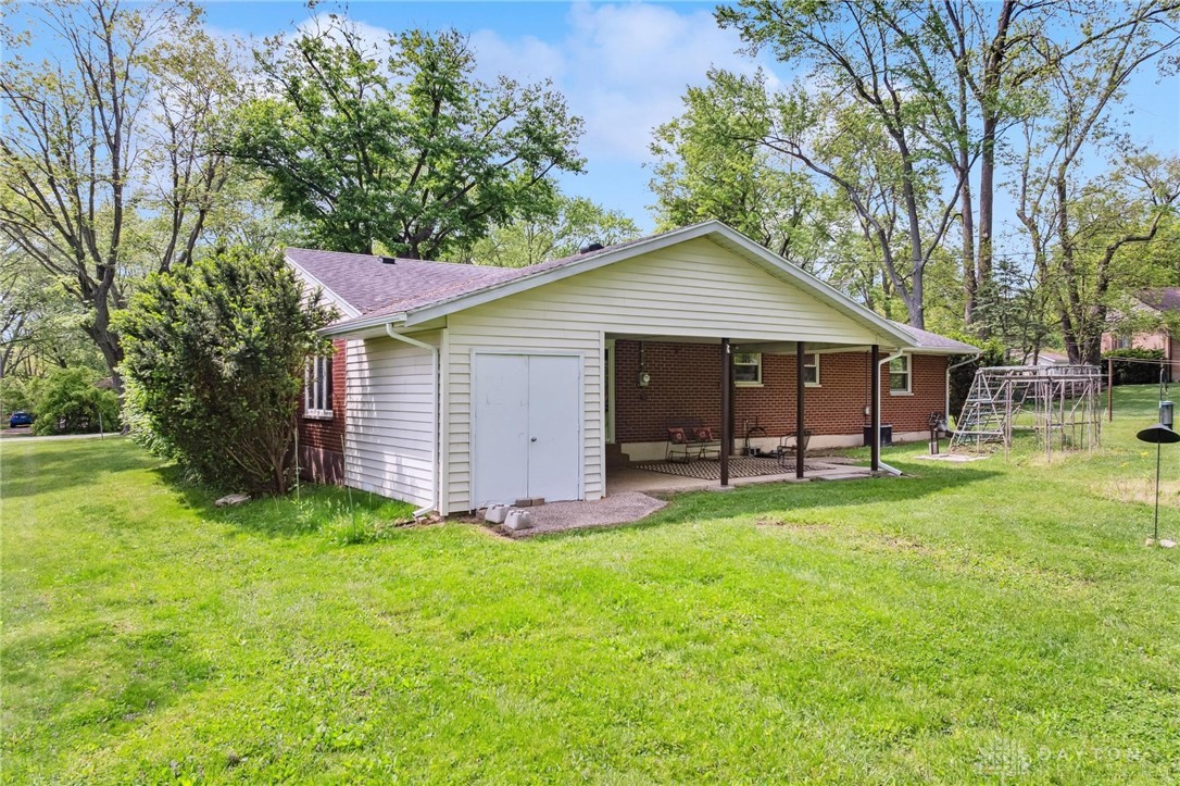 2126 S Belleview Drive, Bellbrook, Ohio image 5