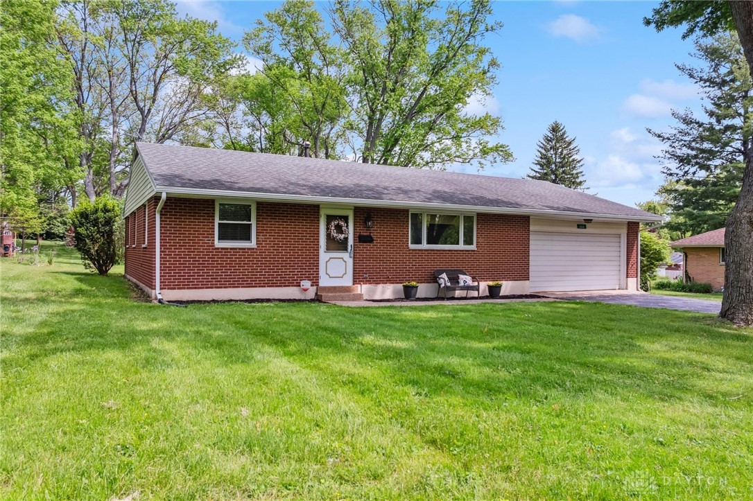 2126 S Belleview Drive, Bellbrook, Ohio image 2