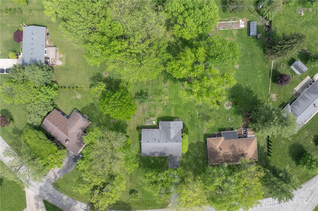 2126 S Belleview Drive, Bellbrook, Ohio image 37