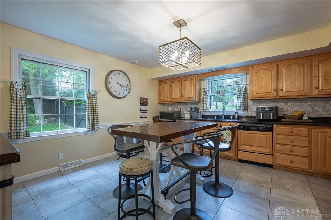 649 Murrell Drive, Kettering, Ohio image 6