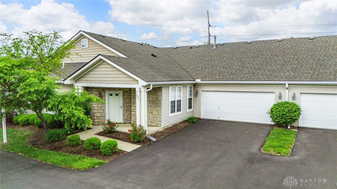 325 Bending Branch Lane, Miamisburg, Ohio image 1