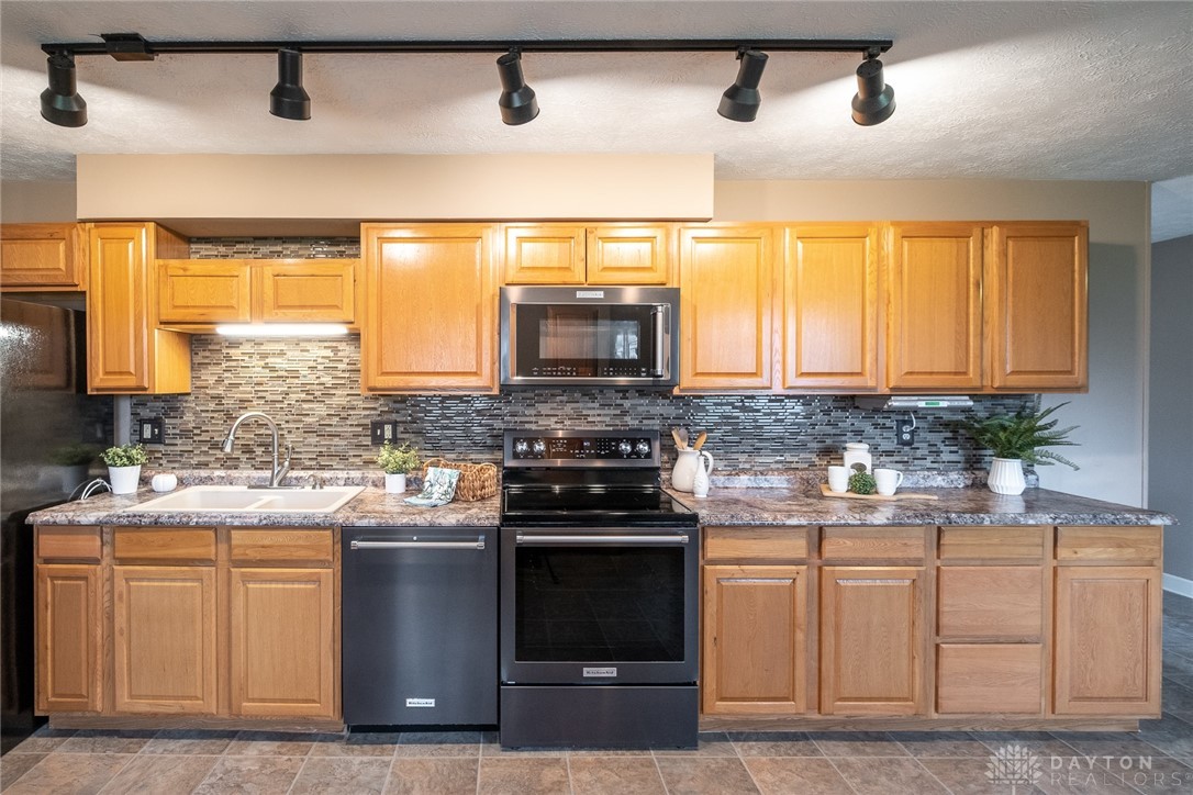 3069 Windmill Drive, Beavercreek, Ohio image 11