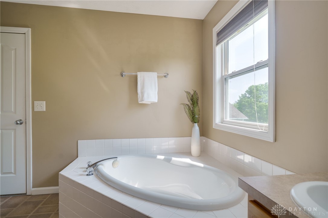 1371 Edinburgh Drive, Troy, Ohio image 31