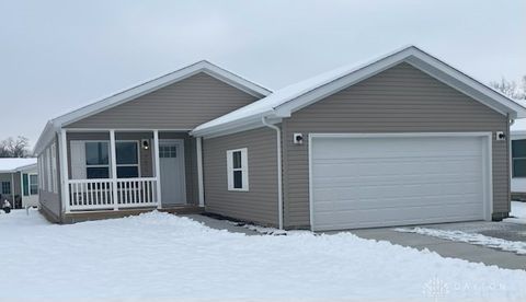 Photo of 482 Kalynn Circle #18, Fairborn, OH 45324 (MLS # 948743)