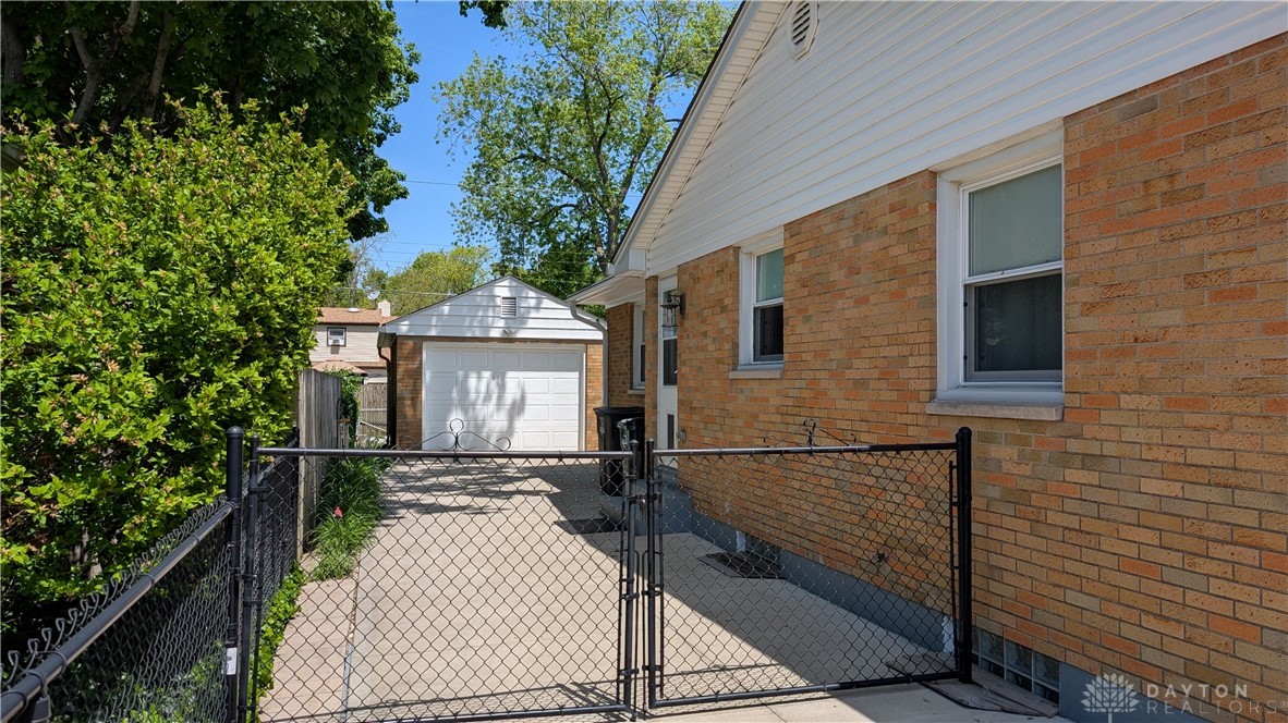 4919 Dinsmore Road, Dayton, Ohio image 32