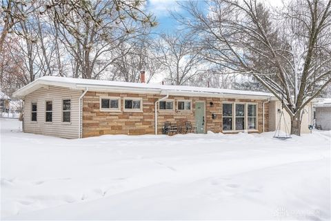 Photo of 935 Fairacres Drive, Dayton, OH 45429 (MLS # 951917)