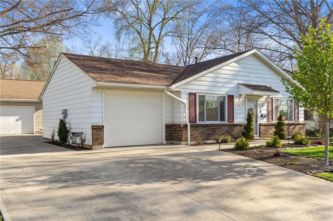 1031 Londonderry Drive, Vandalia, Ohio image 2