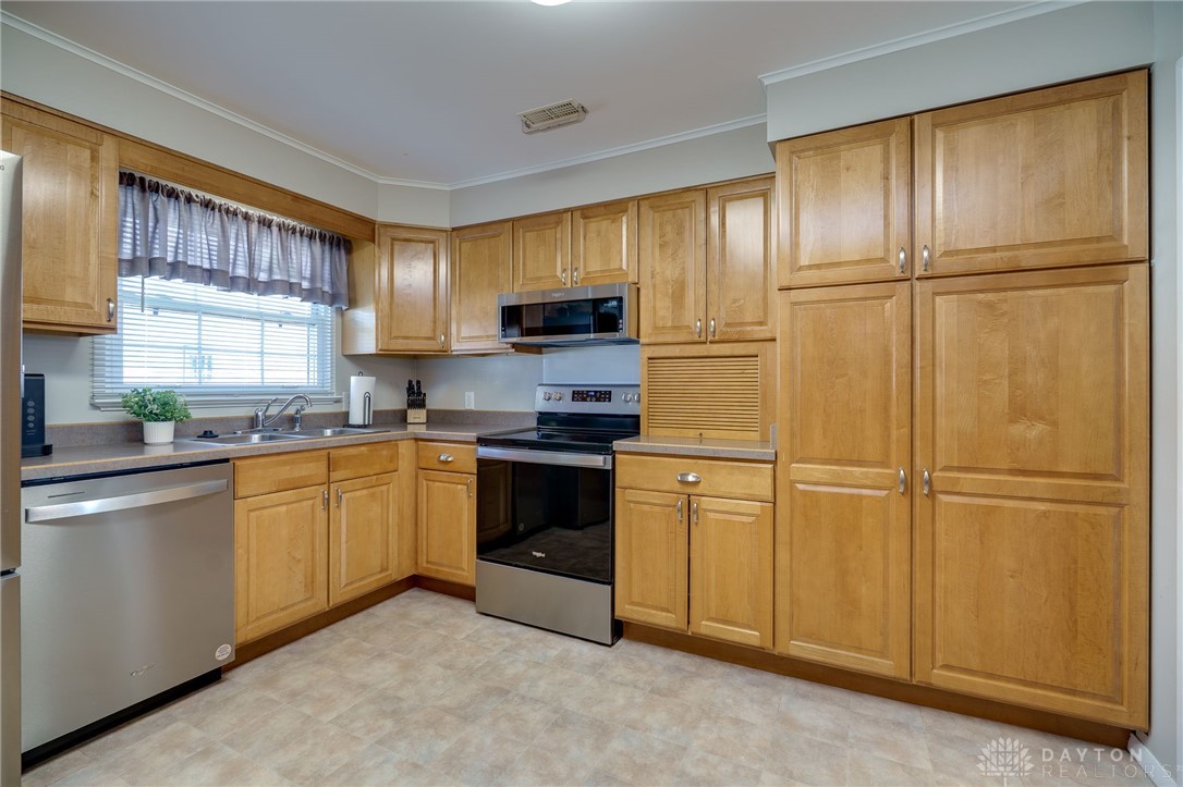7 Kiser Drive, Tipp City, Ohio image 17