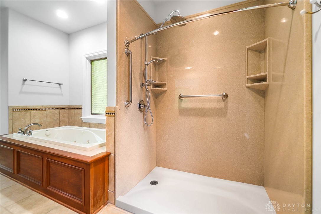 7721 Country Brook Court, Springboro, Ohio image 33