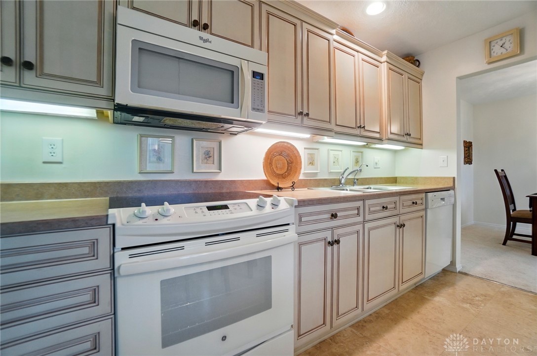 348 Cambridge Drive, Fairborn, Ohio image 17