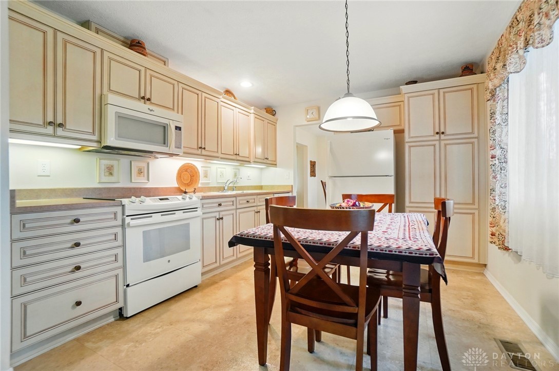 348 Cambridge Drive, Fairborn, Ohio image 15