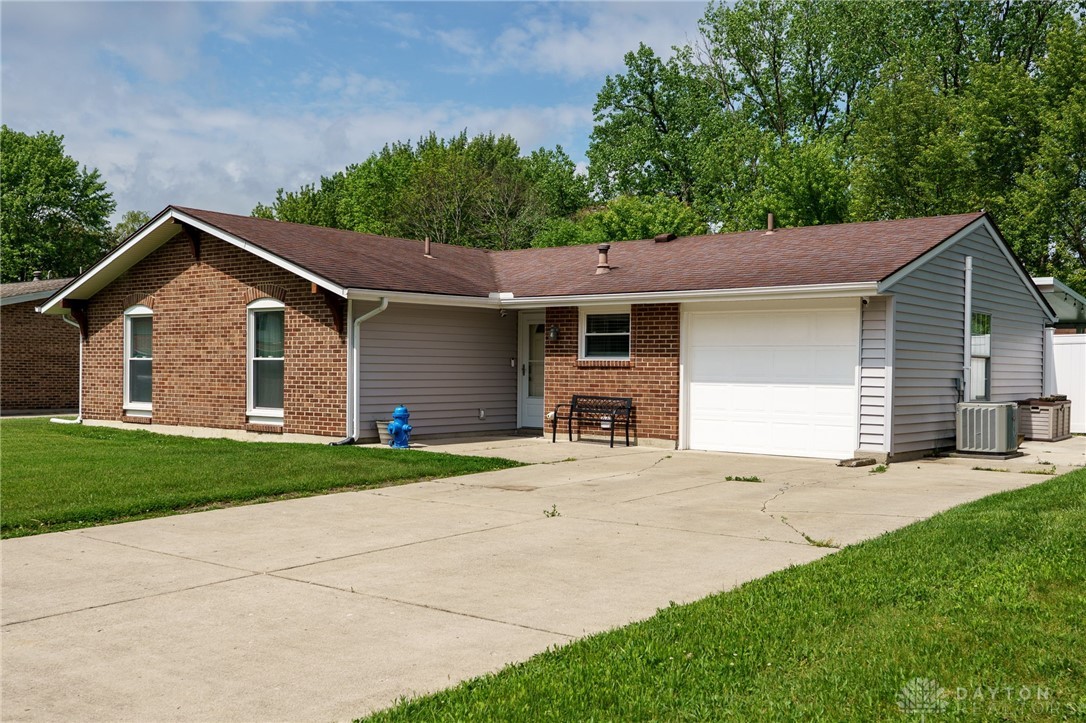 5235 Wakefield Drive, Fairborn, Ohio image 4