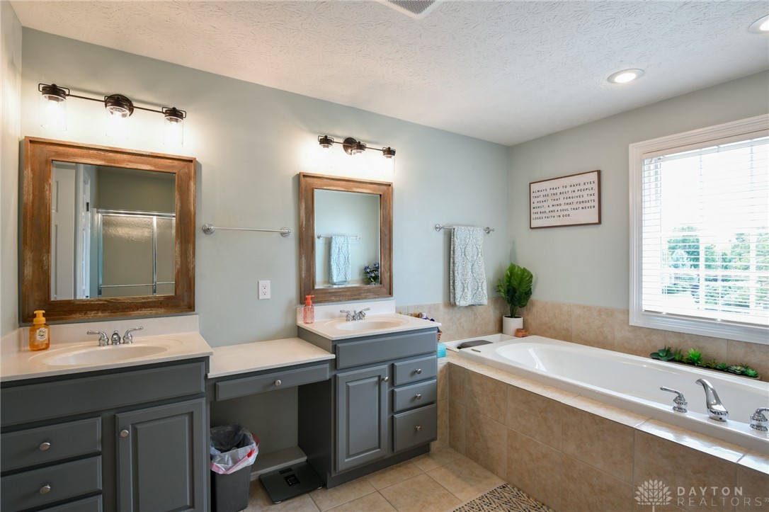 Troy, Ohio 45373, United States, 4 Bedrooms Bedrooms, ,4 BathroomsBathrooms,Residential,Active,210104