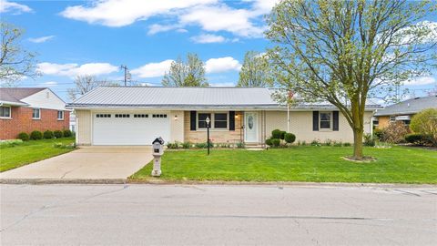 Photo of 1344 Oaktree Drive, Greenville, OH 45331 (MLS # 956079)