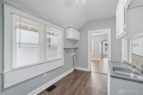 Tiny photo for 240 E College Ave, Springfield, OH 45503 (MLS # 946092)