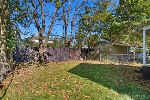 Tiny photo for 240 E College Ave, Springfield, OH 45503 (MLS # 946092)
