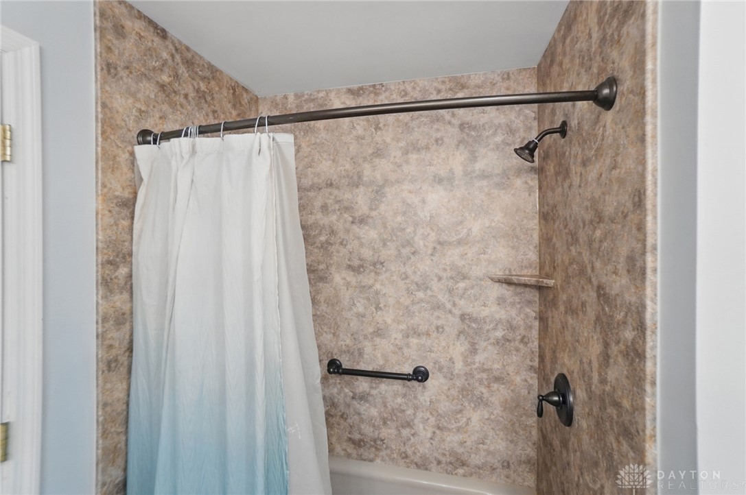 2111 Granada Drive, Beavercreek, Ohio image 17