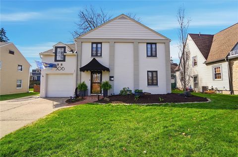 Photo of 306 East Drive, Oakwood, OH 45419 (MLS # 954942)