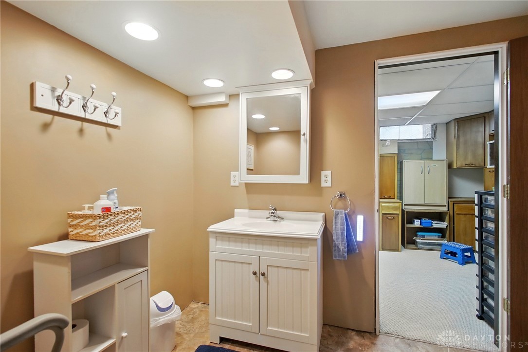 4325 Wabash Drive, Springfield, Ohio image 33