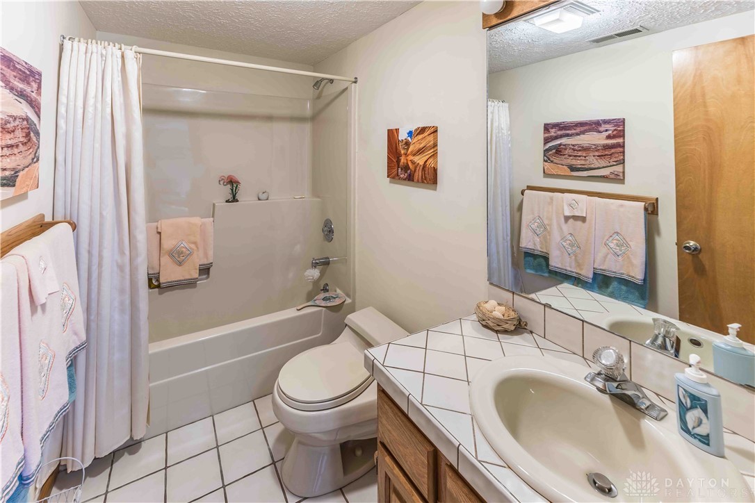 2128 Sir Lockesley Drive, Miamisburg, Ohio image 14