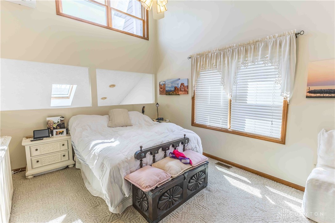 2128 Sir Lockesley Drive, Miamisburg, Ohio image 11