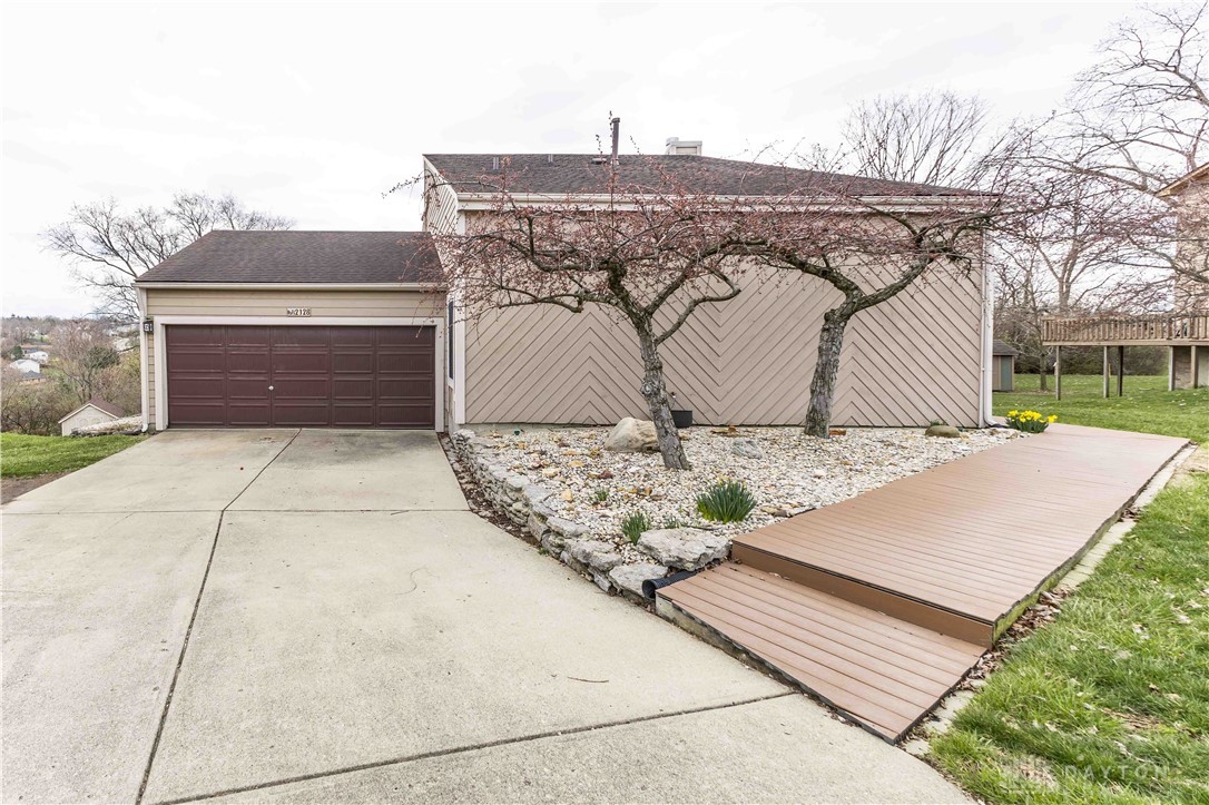2128 Sir Lockesley Drive, Miamisburg, Ohio image 1