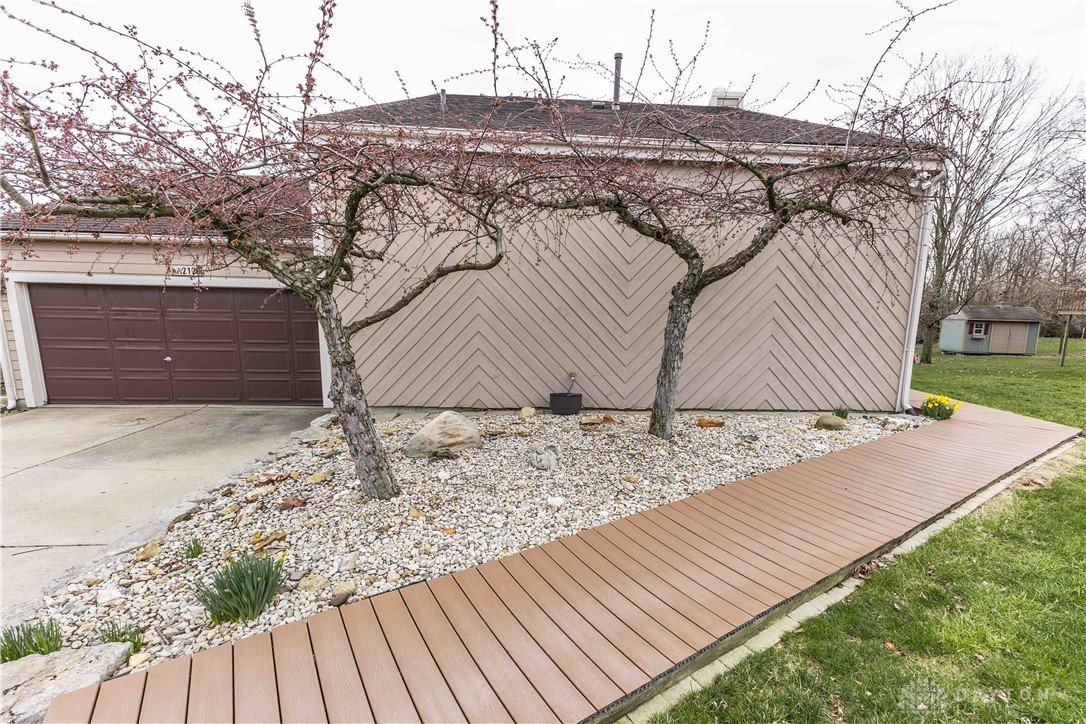 2128 Sir Lockesley Drive, Miamisburg, Ohio image 2
