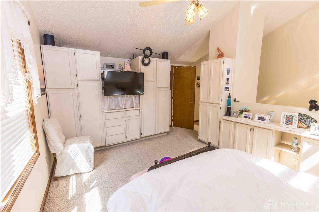 2128 Sir Lockesley Drive, Miamisburg, Ohio image 12