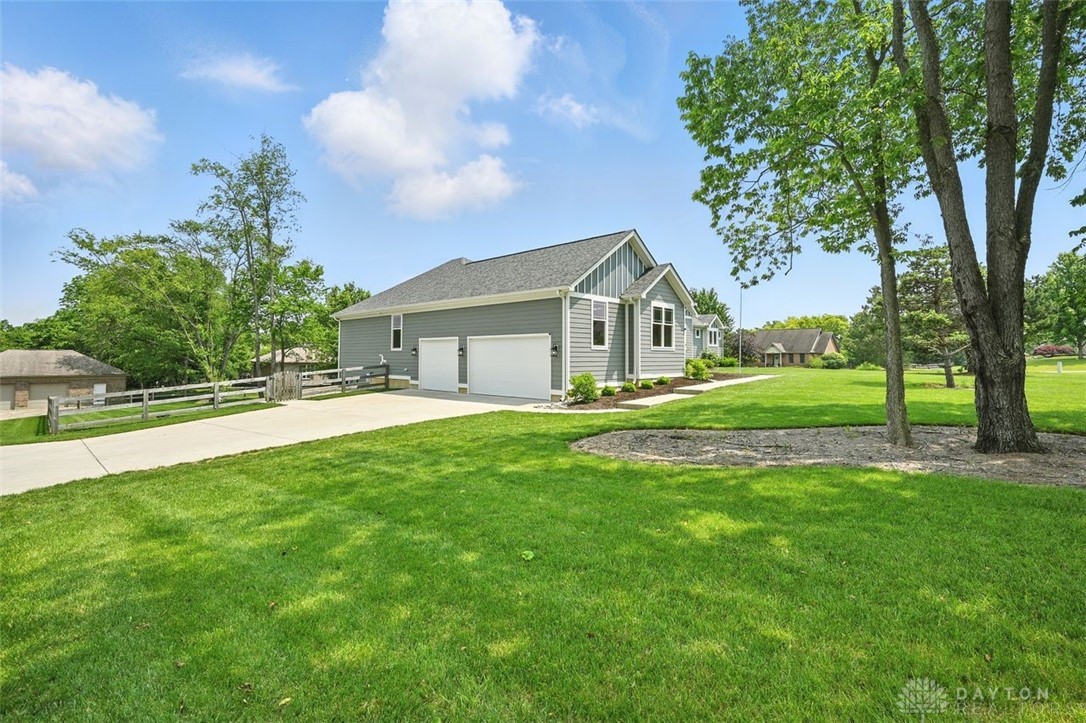 1584 Heritage Run Drive, Lebanon, Ohio image 2
