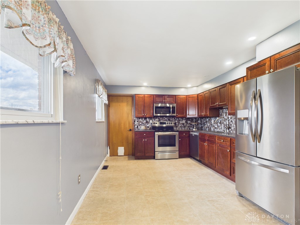 Clearcreek Twp, Ohio 45458, United States, 3 Bedrooms Bedrooms, ,1 BathroomBathrooms,Residential,Pending,97986