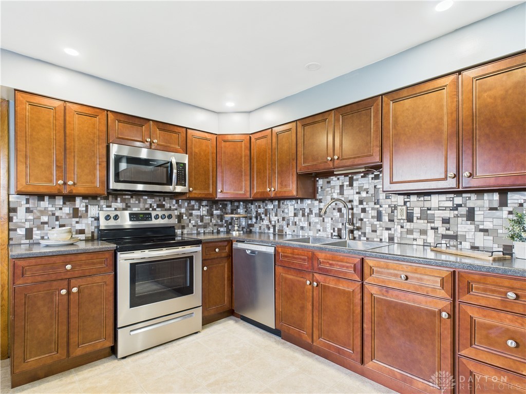 Clearcreek Twp, Ohio 45458, United States, 3 Bedrooms Bedrooms, ,1 BathroomBathrooms,Residential,Pending,97986