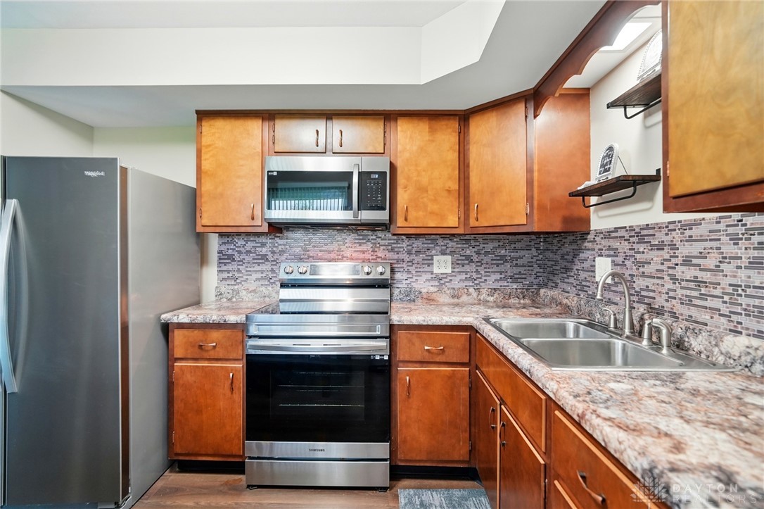 317 Ironwood Drive, West Carrollton, Ohio image 2