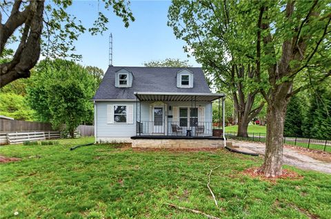 Photo of 573 Louise Drive, Xenia, OH 45385 (MLS # 957625)
