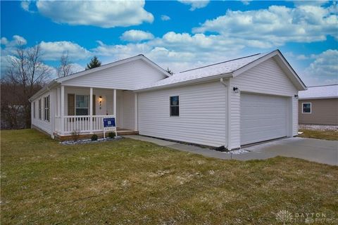 Photo of 479 Park Hills Crossing #17, Fairborn, OH 45324 (MLS # 940100)