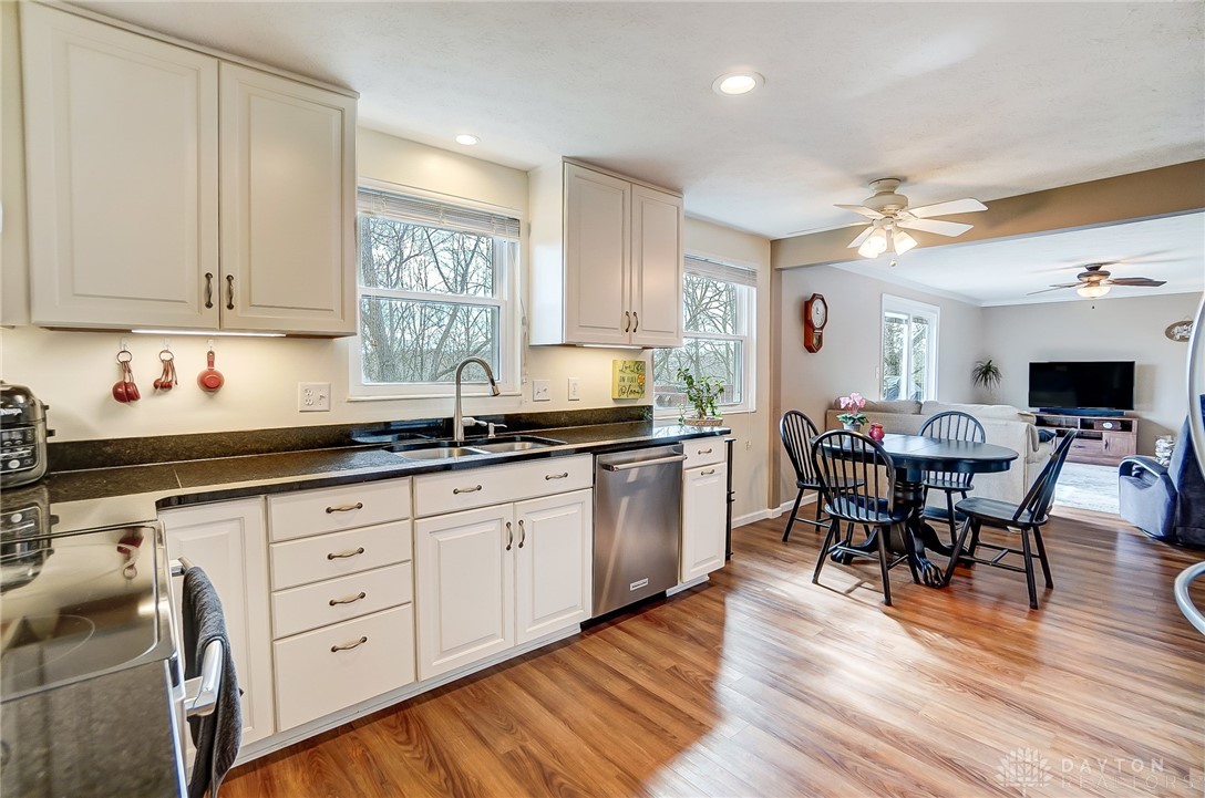 1146 Sir Lockesley Drive, Miamisburg, Ohio image 17