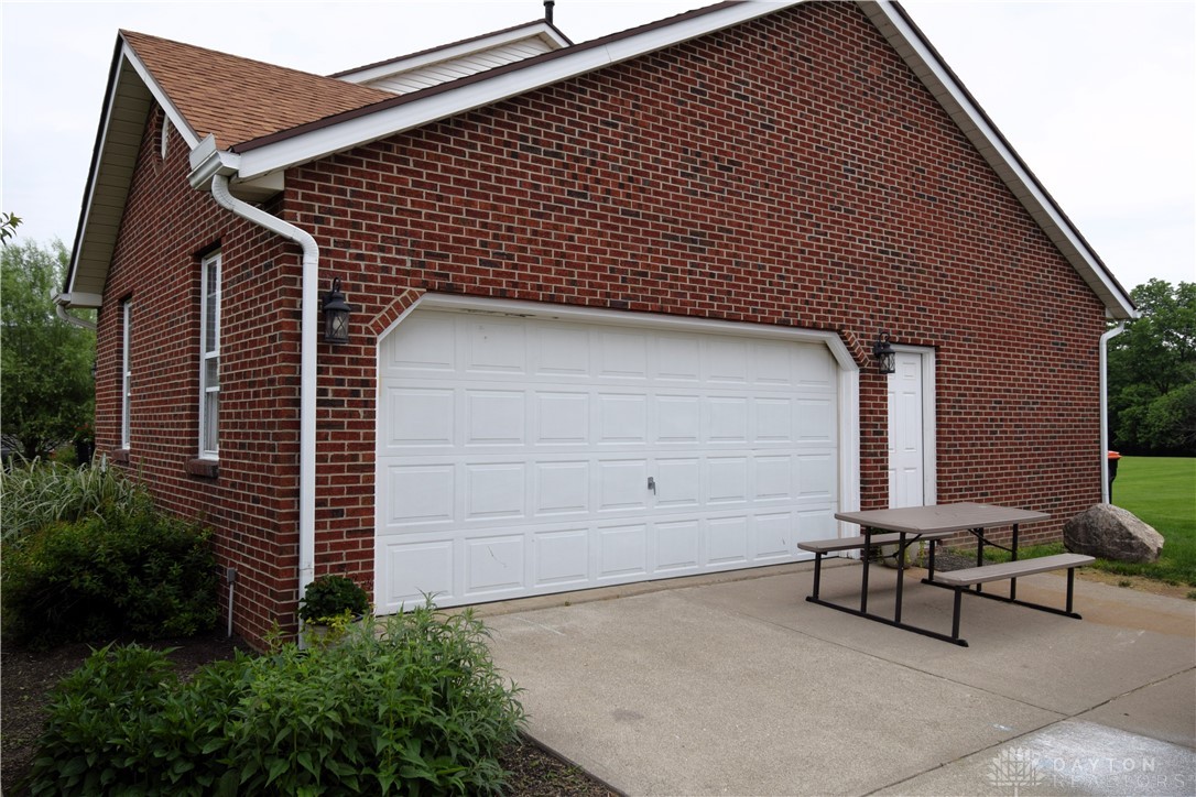 2170 Ashbrook Drive, Springfield, Ohio image 2