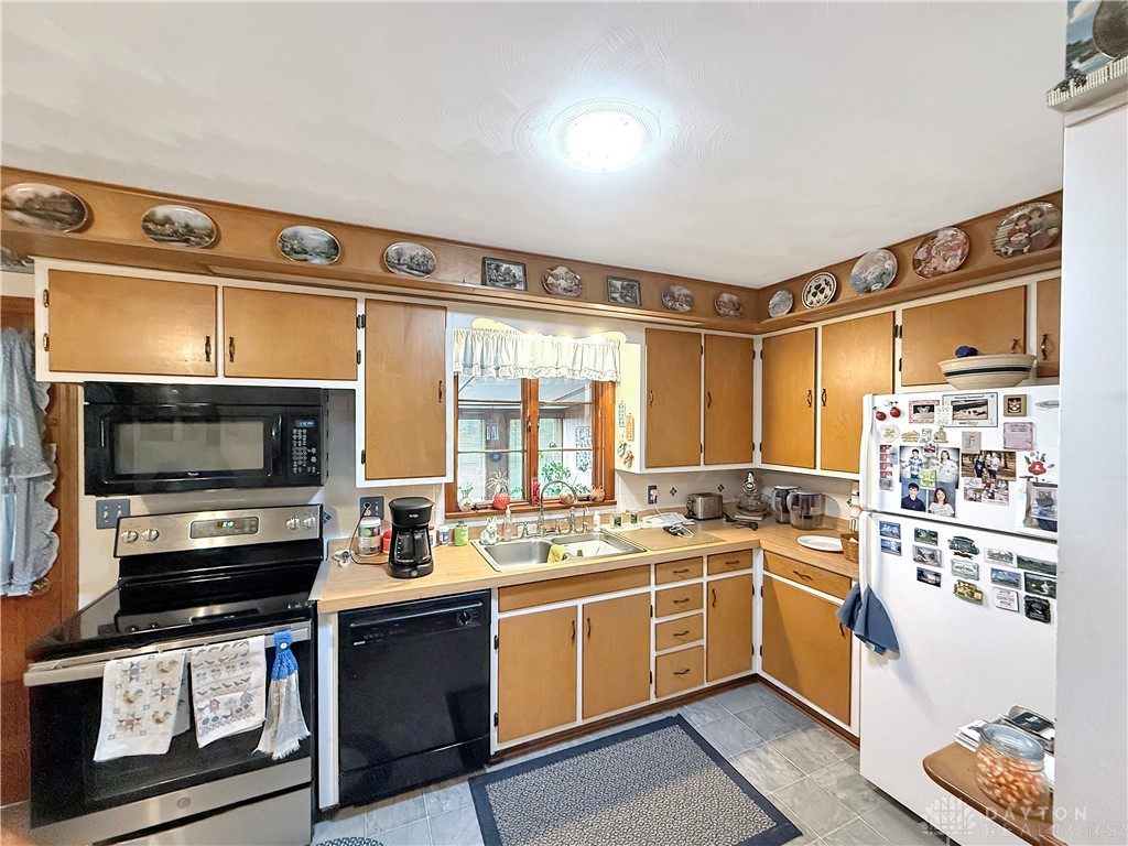 6898 White Springs Drive, Greenville, Ohio image 4